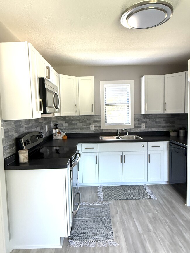 Building Photo - 1148 5th Ave SE Unit 2