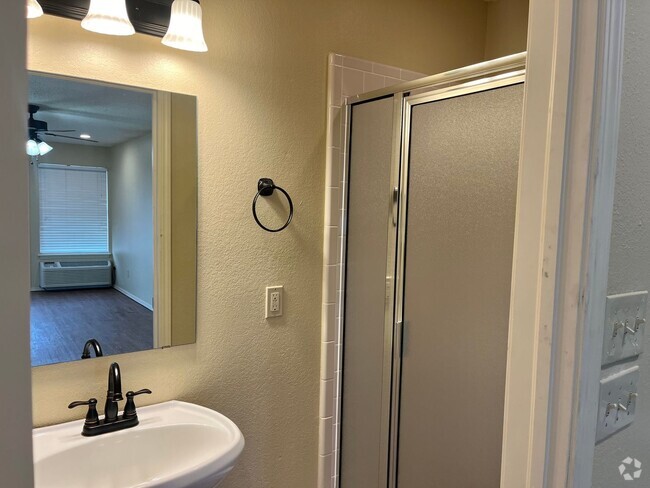 Building Photo - Renovated 2 Bed 2 Bath + Additional Space Rental