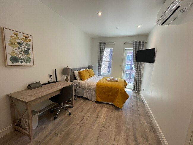 Photo - 336 E 15th St