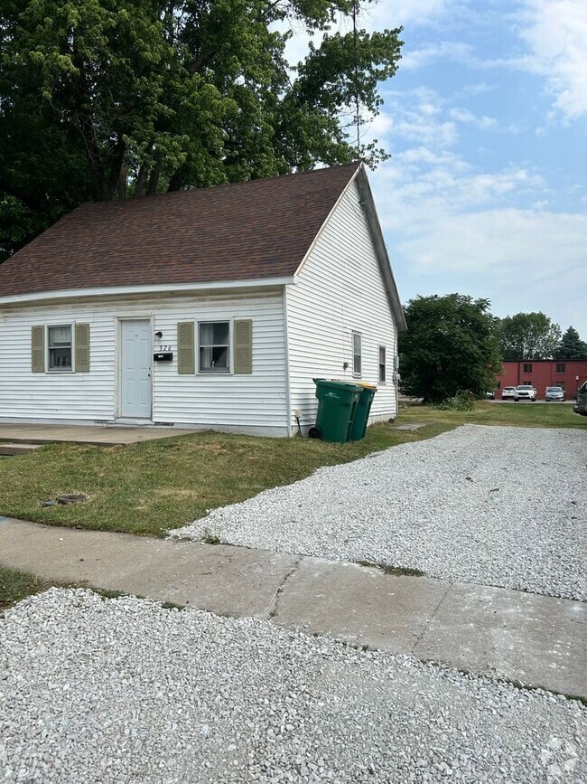 Building Photo - Close to town 2 Bedroom 1 Bath Rental