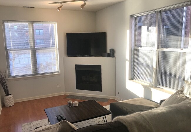Ventless Gas Fireplace! Laminate Floors! - 1311 N Burling St Unit 1