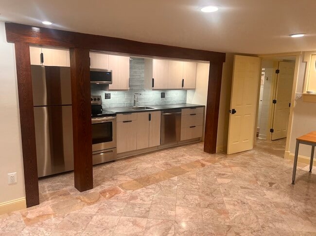 Building Photo - 1878 Monroe St NW Unit Mt Pleasant Apt B