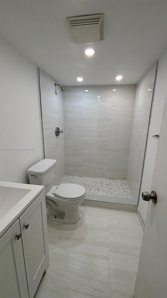 Building Photo - 1913 S Ocean Dr Unit 115