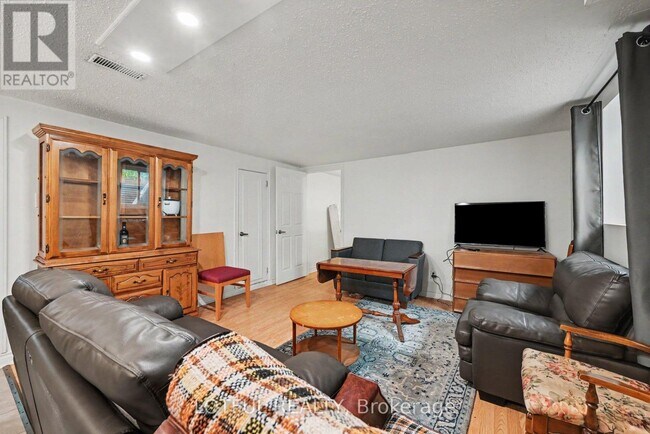 Photo - 2427 Ave du Chasseur Unit 3