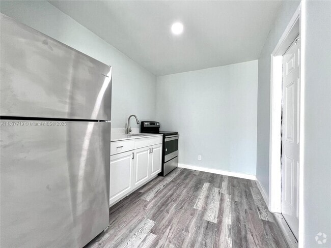 Building Photo - 830 NW 7th St Unit 4 Rental