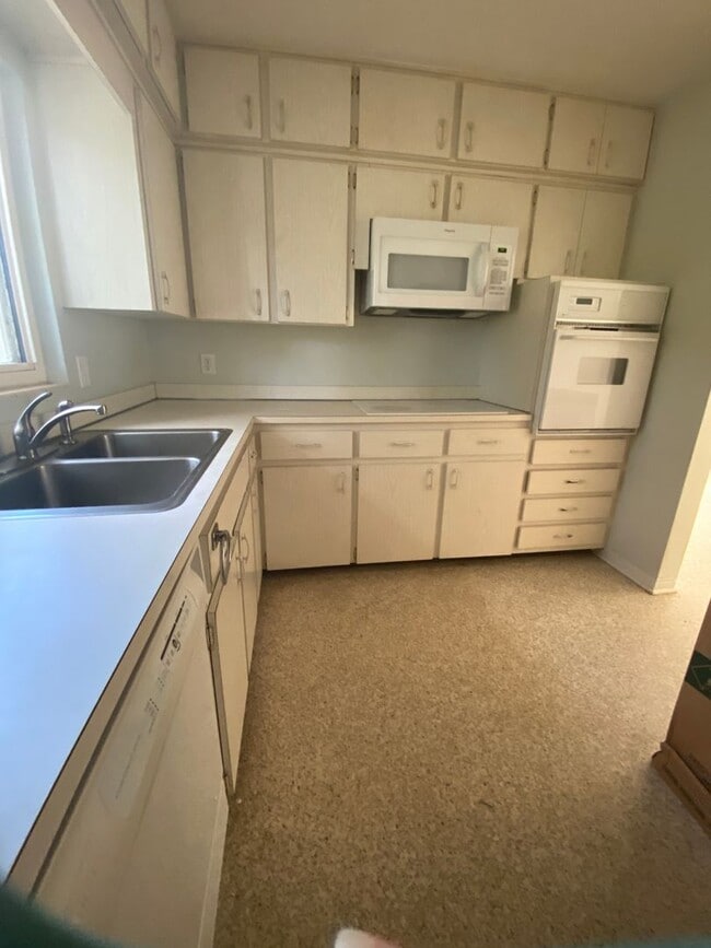 Photo - Cute 2/2 in Debary with new kitchen appliances!