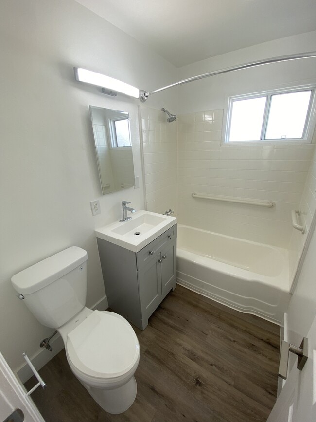 Baño - 14316 Condon Ave