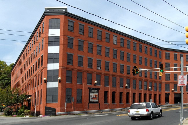 Building Photo - The Cliffs Rental