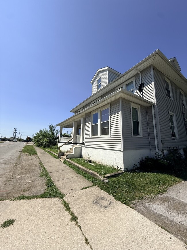 Building Photo - 319 1/2 N McDonel St Unit 1