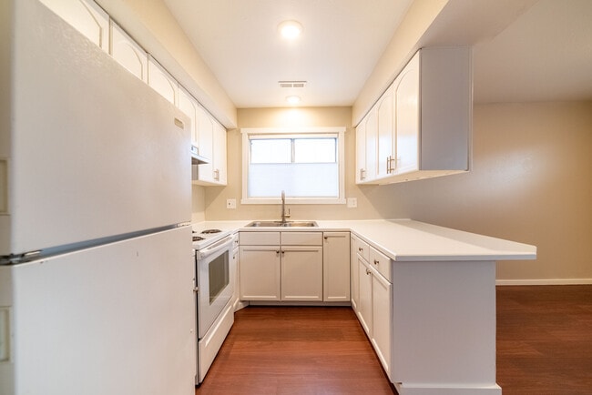 Building Photo - 269 Montgomery St W