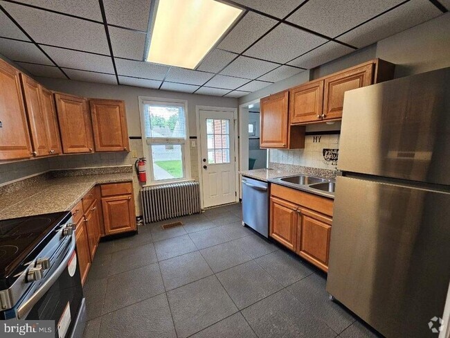 Building Photo - 338 Charles St Rental
