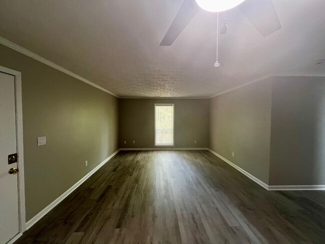 Building Photo - 5853 Century Oaks Dr