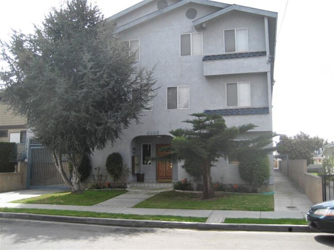 Front of building - 4446 W 136th St Unit 2