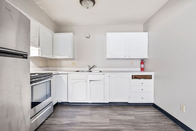 Photo - Leavitt Park Apartments - Waterloo, IA