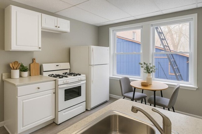 Building Photo - 10 minute walk to UC!! Rental