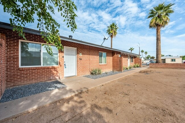 Building Photo - 3836 N 15th Ave Unit 7