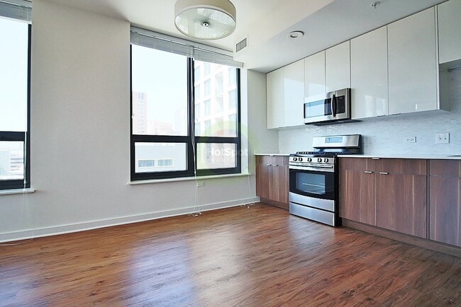 Photo - 688 N Wells St