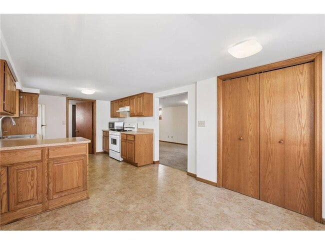 Photo - 949 Benhill Rd