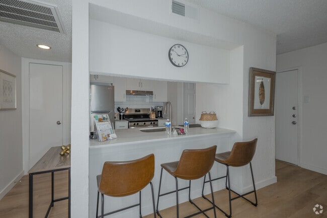 1BR, 1BA - 700SF - Breakfast Bar