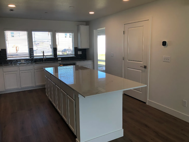 Photo - 3260 Crusader St