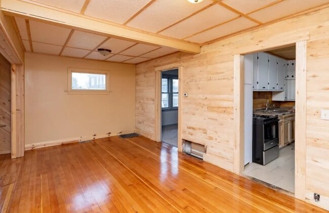 Photo - 215 5th St W