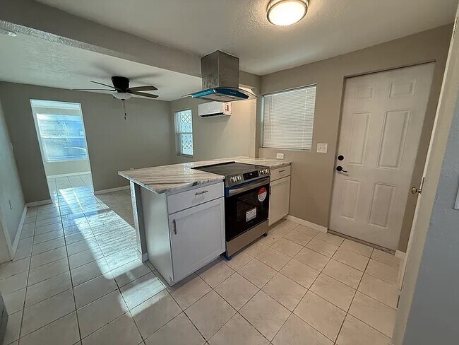 Photo - 18015 1st St E