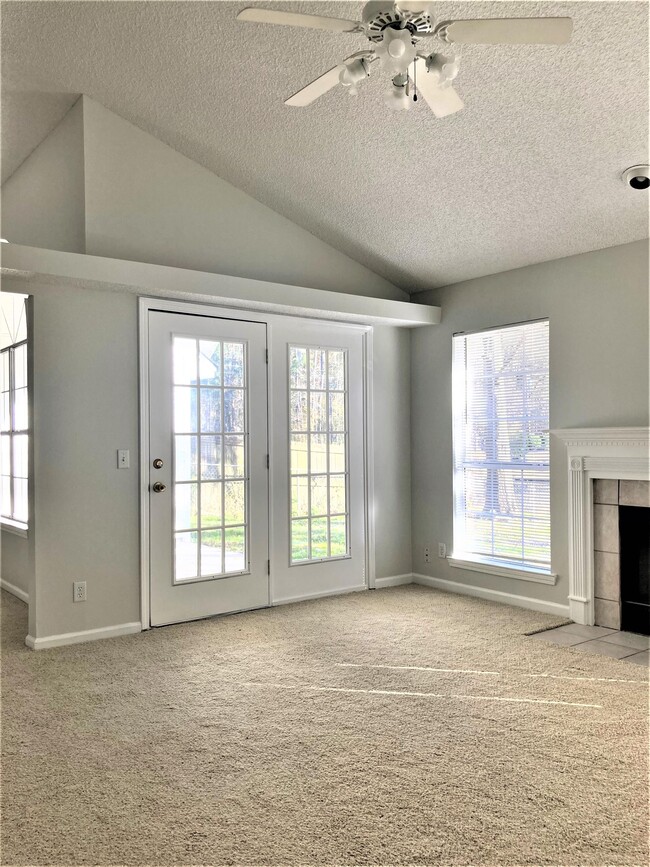 Photo - 105 Laurens Ln