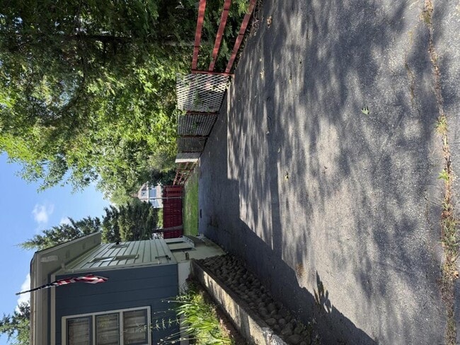 Building Photo - 246 Bridge St