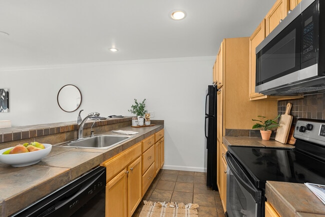 Spacious kitchen - 31003 14th Ave S Unit Liberty Lake
