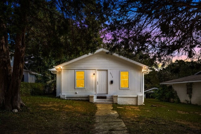 Newly Renovated 3 Bedroom 2 Bathroom Home - Newly Renovated 3 Bedroom 2 Bathroom Home