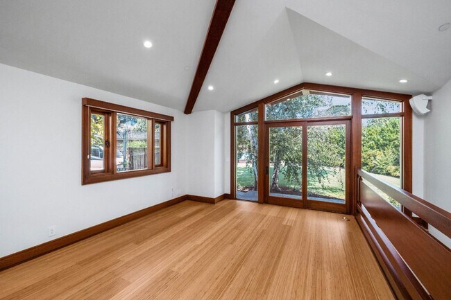 77 Rebecca Ln