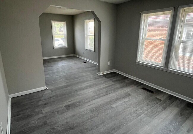 Photo - "Charming 3-Bed, 1 bath Retreat with Beautiful Floors on Laura Avenue!"