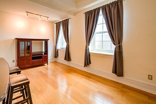 Photo - Welcome to the Baynard House; Elegant, Spacious & Bright Showing- Coming Soon Unidad 3