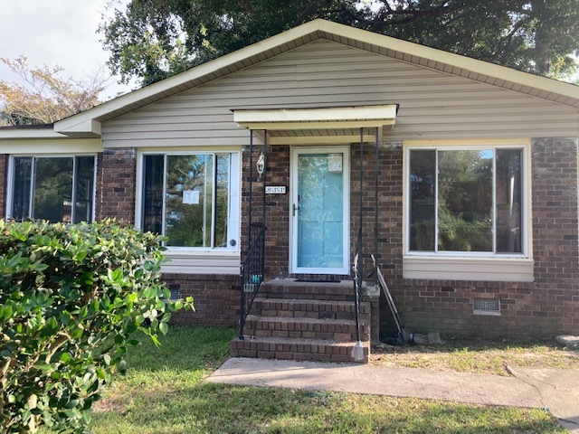 3 Bedroom 2 Full Bath Bungalow Minutes from Downtown Charleston with Charleston Harbor Views - 811 Minnie St Casa