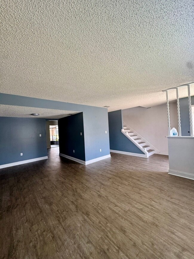 Photo - 1413 Manor Dr NE