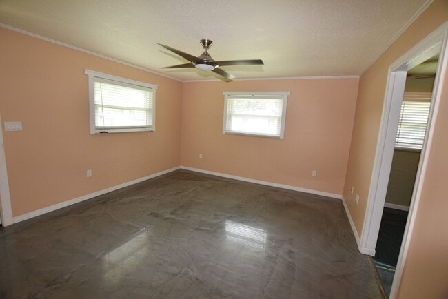 Photo - 305 W Hancock St