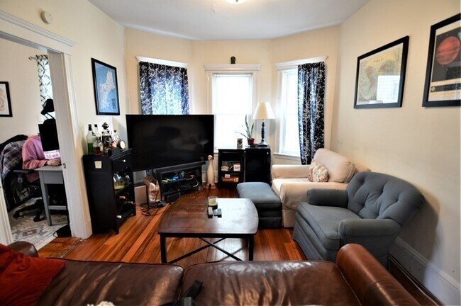 Photo - 67 Washburn Ave Unidad 2 Rental