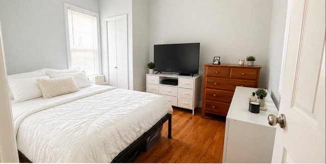 Photo - 136 W 7th St