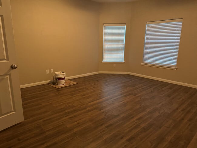 Photo - 504 Riverbed Dr