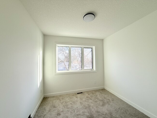 Photo - 14002 123a Ave NW Unit 5