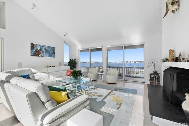 32 Dune Ln