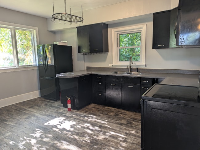 Building Photo - 2707 W 1st St