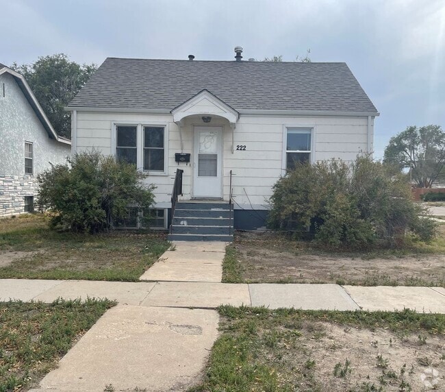 Building Photo - Two Bedroom, One and half bathroom house! ...