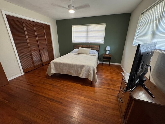 Building Photo - 701 Chicago Ave