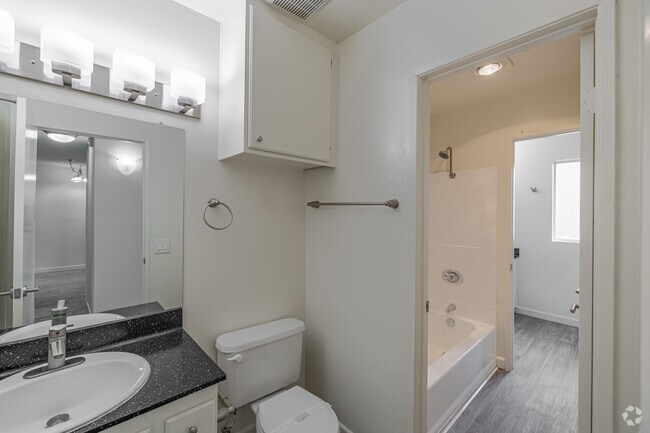 2BR, 1.5BA - 970SF - Bathroom