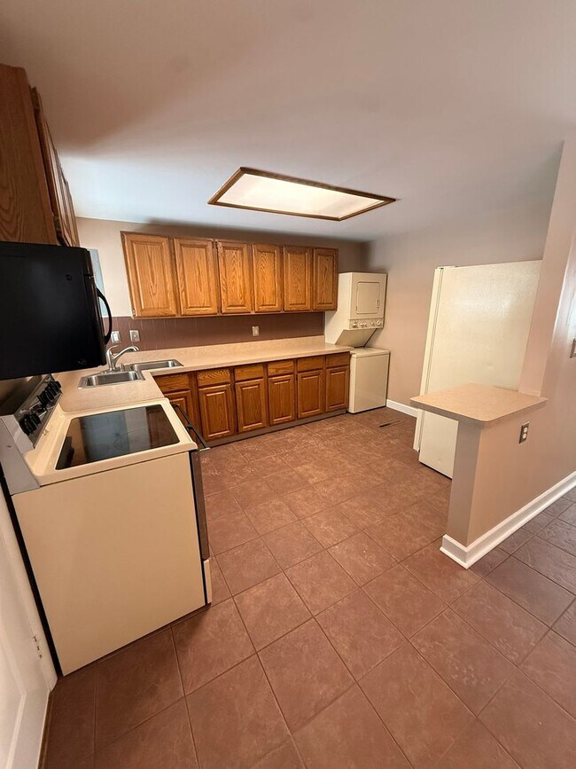 Photo - 2076 Terrylynn Ave