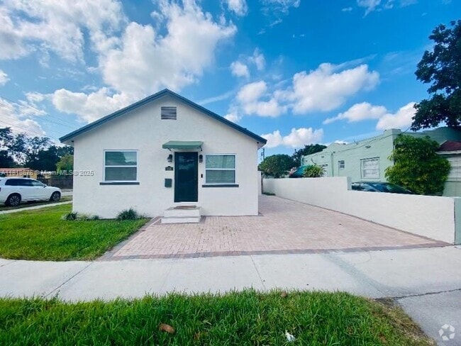 Building Photo - 828 SW 43rd Ave Rental
