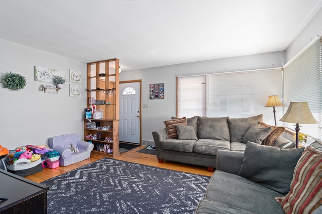 Photo - 605 N Main St