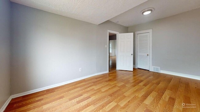 Photo - 888 Rondel Rd