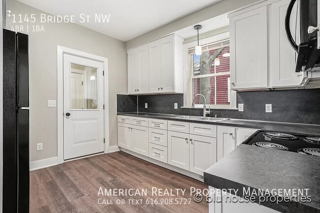 Photo - 1145 Bridge St NW